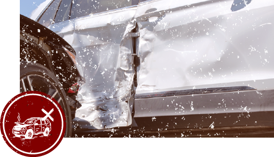 大きく損傷した車