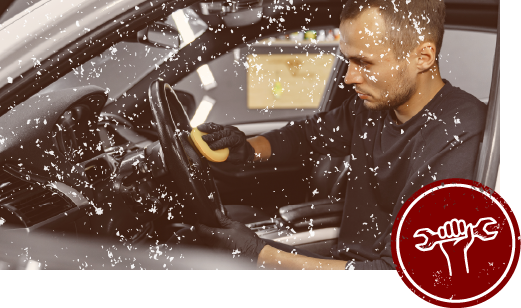 車内でハンドルを握る男性